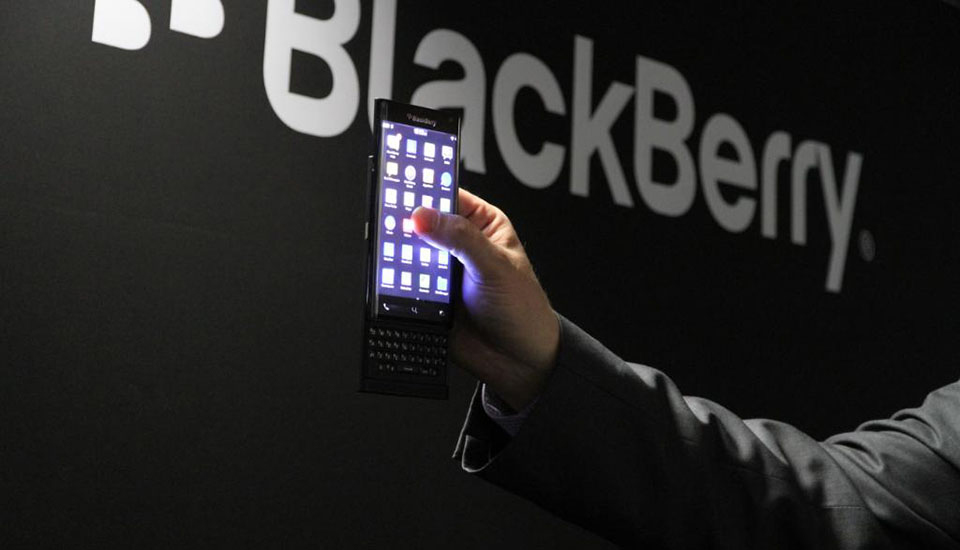 BlackBerry'nin MWC 2015'te gün yüzüne çıkan çift taraflı kavisli ekrana sahip akıllı telefon prototipi.